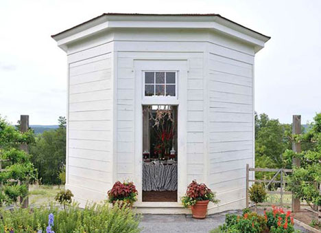 We set up our GNO in the west octagon building. Allen took his inspiration from Thomas Jefferson's Monticello when he designed these eight-sided pavilions.